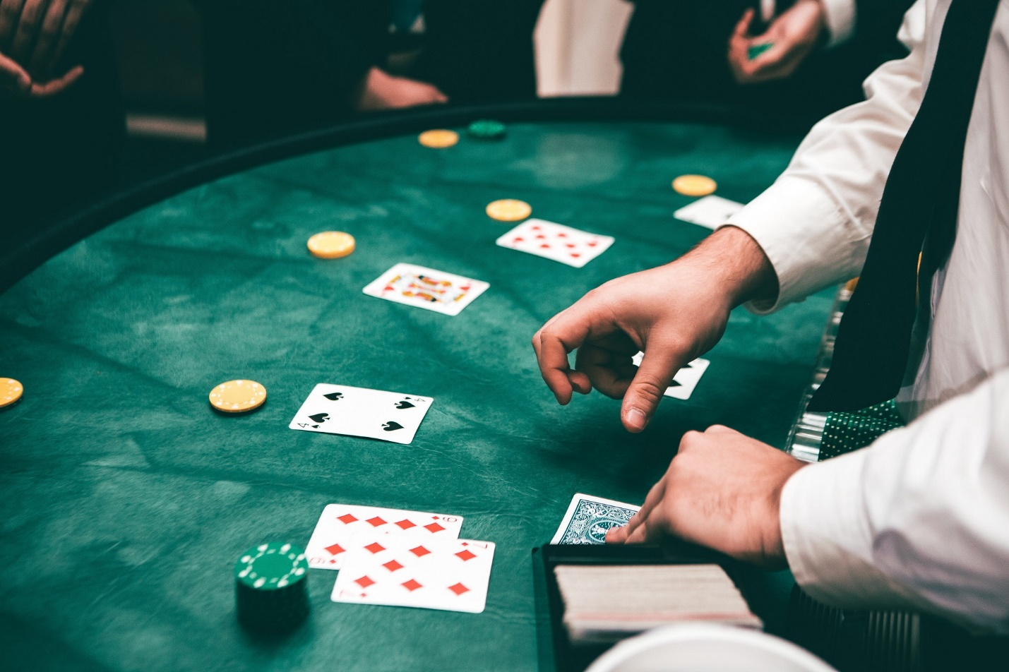 How to Develop Good Habits for Long-Term Profitability in Poker  – 8Xbet Guide